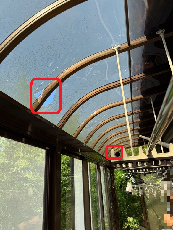 サンルームの屋根パネルが割れています