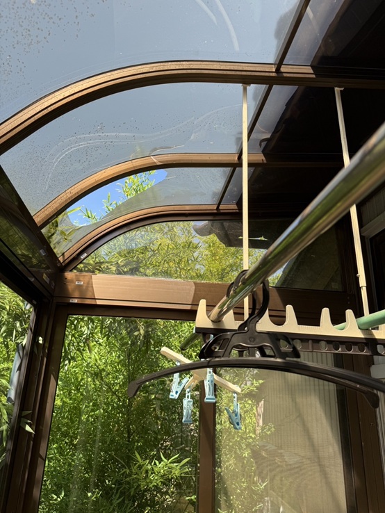 サンルーム屋根のポリカ板が割れている