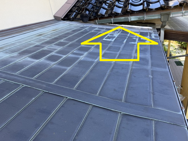 銅板屋根の隅から雨漏り