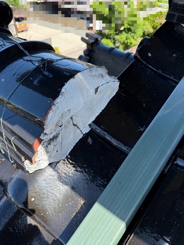 棟瓦の漆喰が崩れています