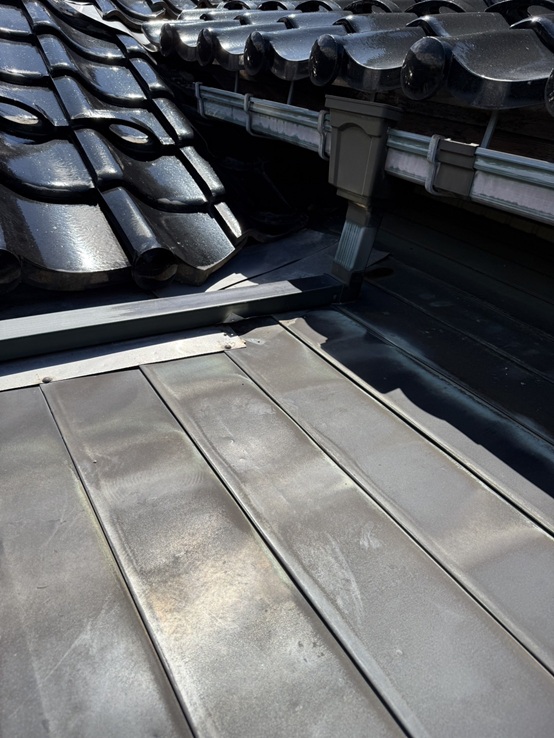 銅板と瓦屋根の取り合い部分から雨漏り