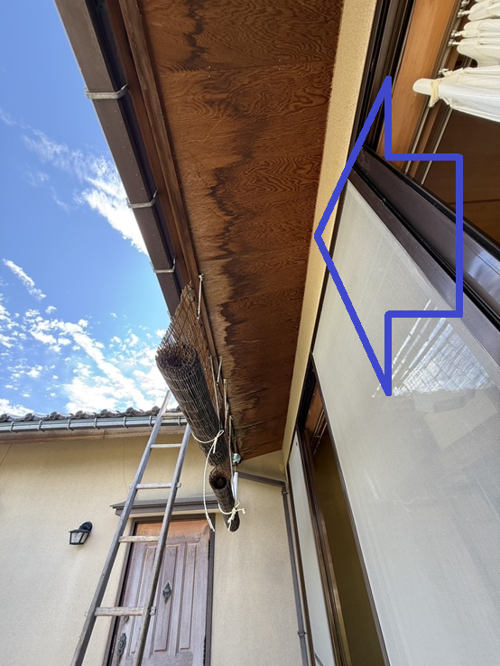 雨漏りで軒天にも雨染み