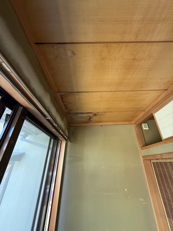 銅板屋根からの雨漏りで天井と壁に雨染み