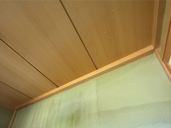 雨漏りで室内壁面に雨染み