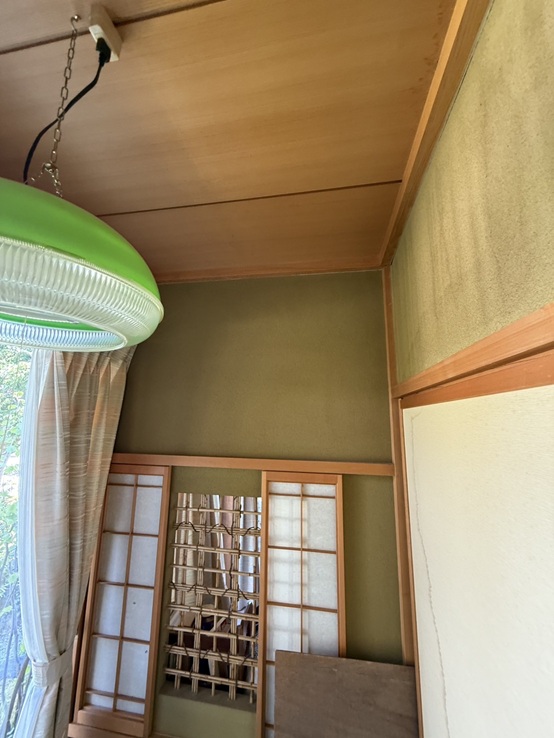 雨漏りで室内壁面に雨染み