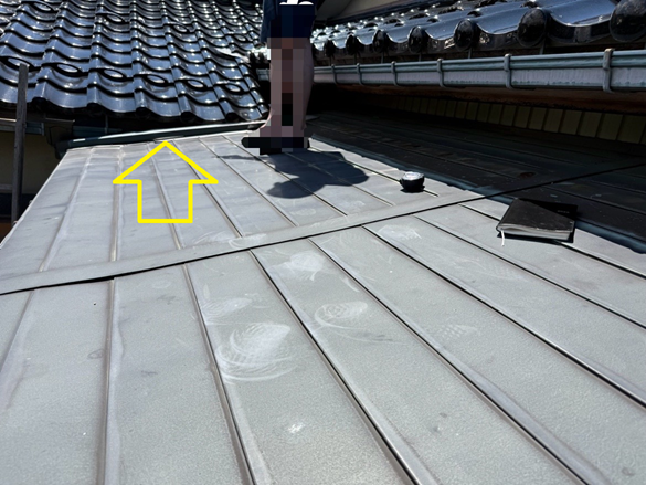銅板と瓦屋根の取り合い部分から雨漏り