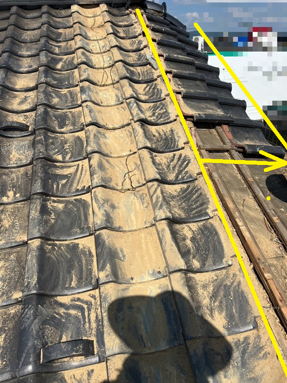 棟瓦を解体し、平瓦を一旦取り外し、再度傾きを整えて設置