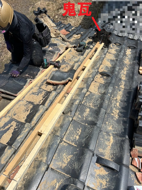 下り棟・隅棟は解体して一旦取り外します。  下り棟の隣の平瓦を一旦取り外し、雨水が棟瓦のほうに流れていかないように、再度傾きを整えて設置しています。