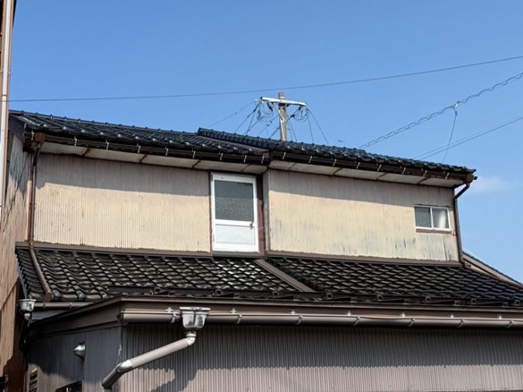 新しい瓦屋根に葺き替え雨どい交換を行いました