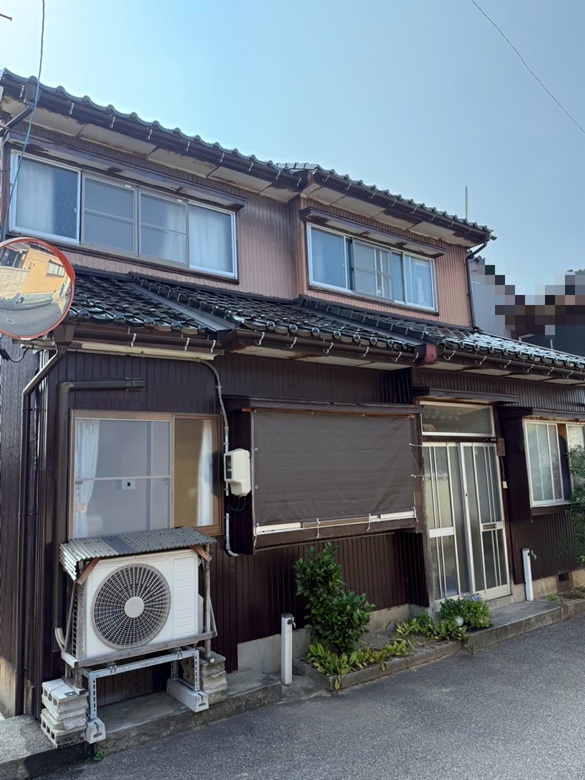 新しい瓦屋根に葺き替え雨どい交換を行いました