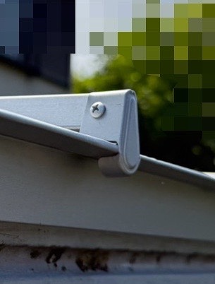 立平葺きでSGLガルバリウム鋼板同士が接合させている先端に、「小口キャップ」をビスで固定し取り付けます。 