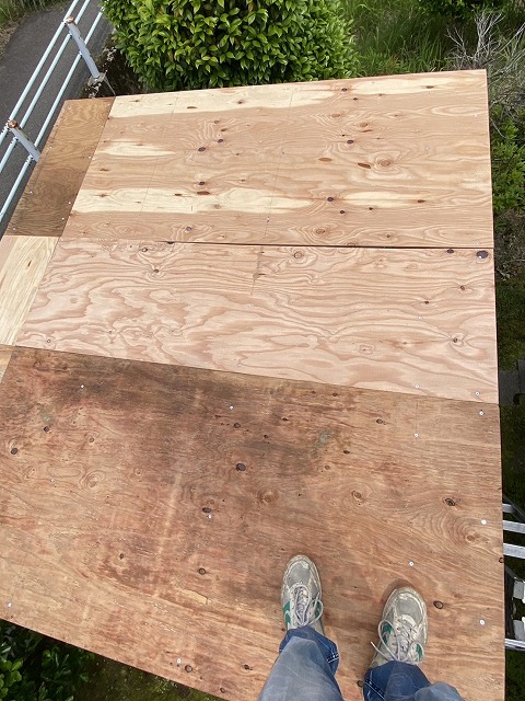 既存の屋根材の上に、新しい野地板（屋根材を支えている木下地）「構造用鋼板」を取り付けます。 