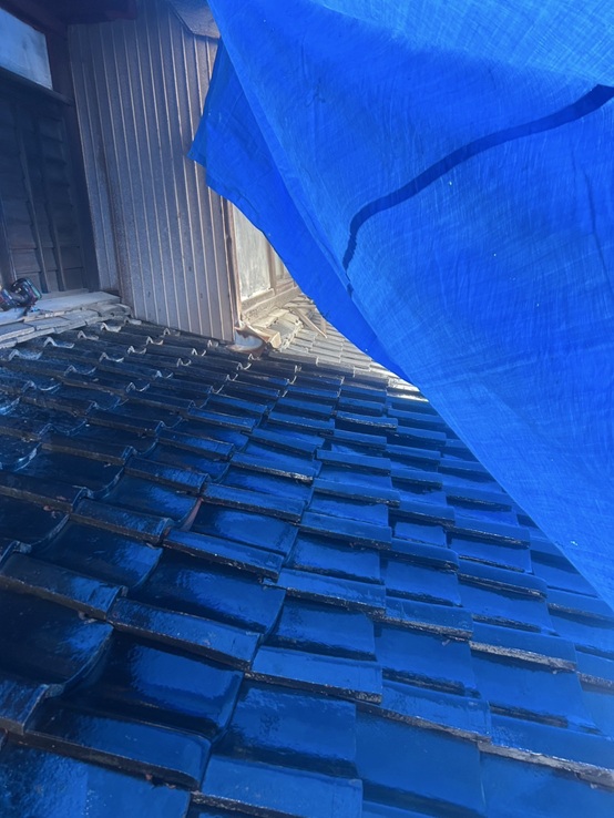 コチラの1階の屋根を取り外していきます