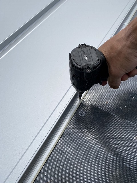 耐久性に優れている「SGLガルバリウム鋼板」を設置していきます。 立平葺きは、SGLガルバリウム鋼板の端を折り曲げてあり、隣り合う鋼板の端を引っ掛けて、噛み合わせて設置していきます。