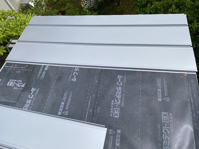 立平葺きでSGLガルバリウム鋼板設置