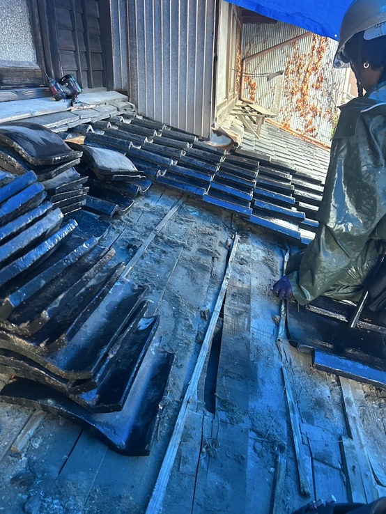 コチラの1階の屋根を取り外していきま