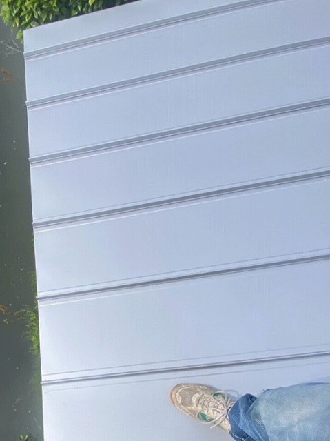 耐久性に優れている「SGLガルバリウム鋼板」を設置していきます。 立平葺きは、SGLガルバリウム鋼板の端を折り曲げてあり、隣り合う鋼板の端を引っ掛けて、噛み合わせて設置していきます。