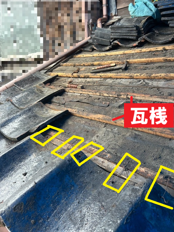 瓦を銅線で、瓦桟に針金で1枚1枚固定