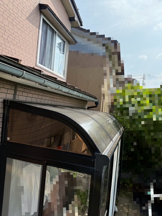 ヒビが入ったサンルームの屋根パネル