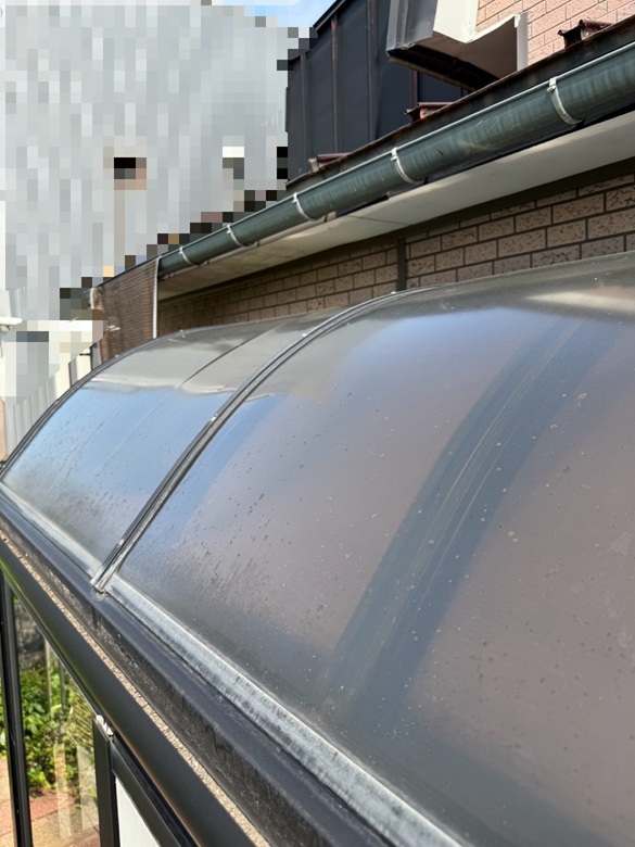 ヒビが入ったサンルームの屋根パネル