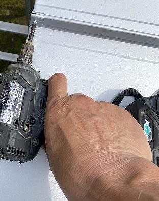 立平葺きでSGLガルバリウム鋼板同士が接合させている先端に、「小口キャップ」をビスで固定し取り付けます。