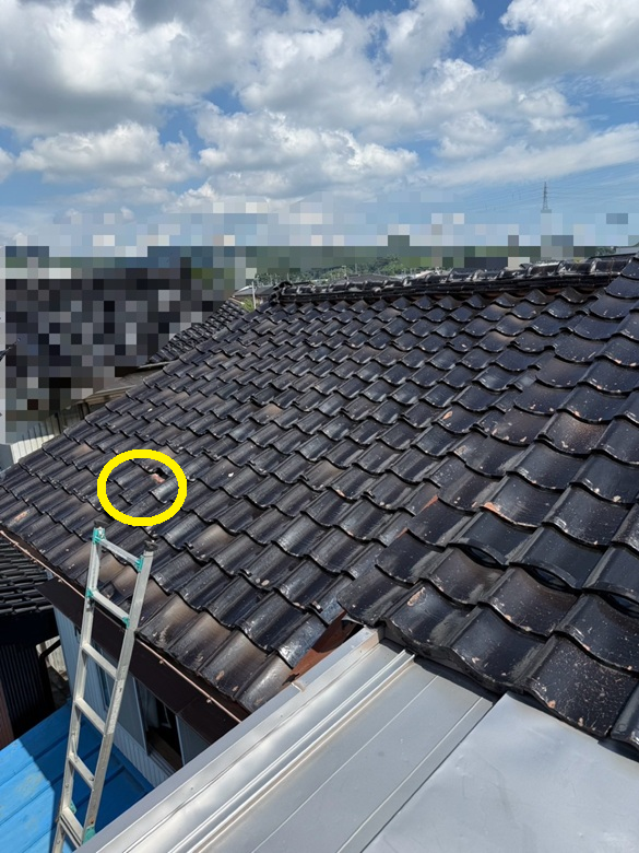 屋根の瓦が外れて落ちそうになっていました