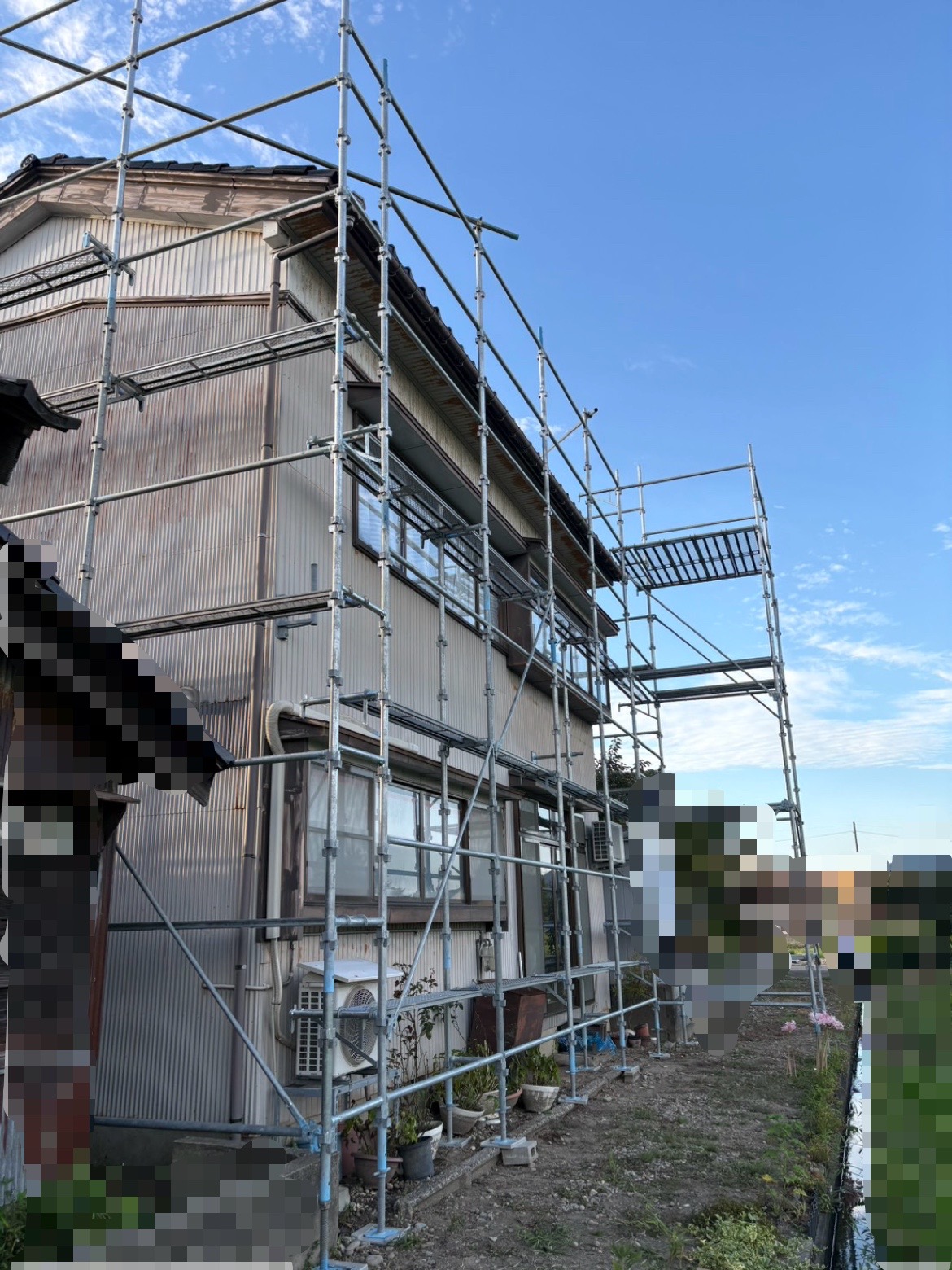 屋根外壁雨どいリフォーム工事　足場設置