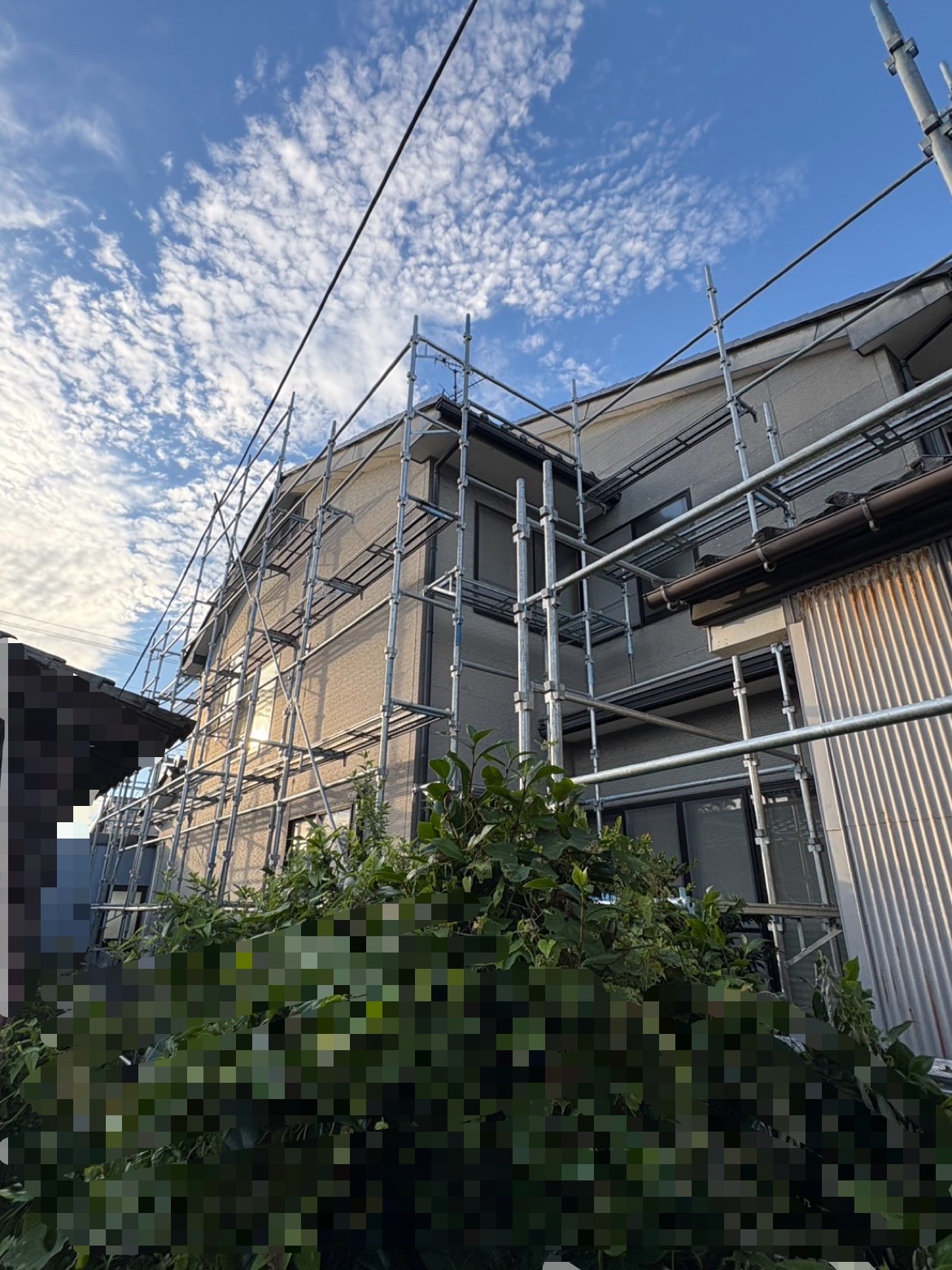 屋根外壁雨どいリフォーム工事　足場設