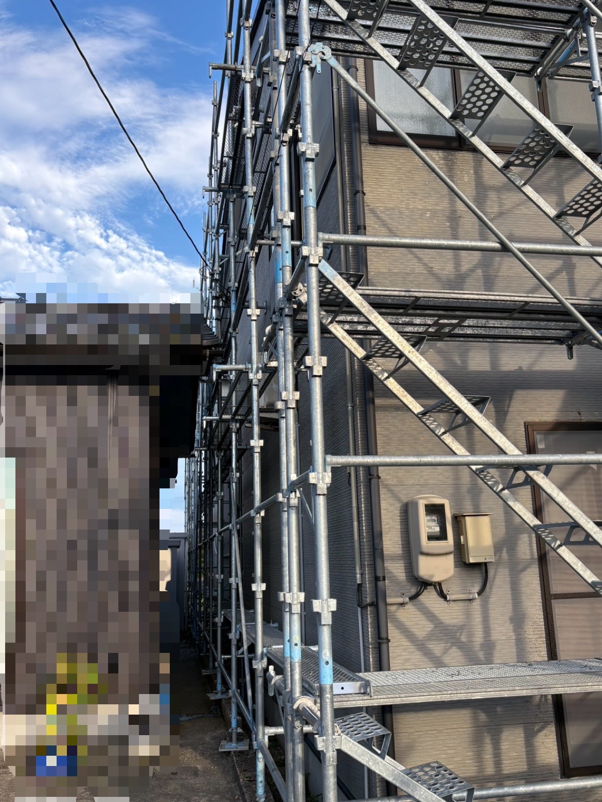 屋根外壁雨どいリフォーム工事　足場設