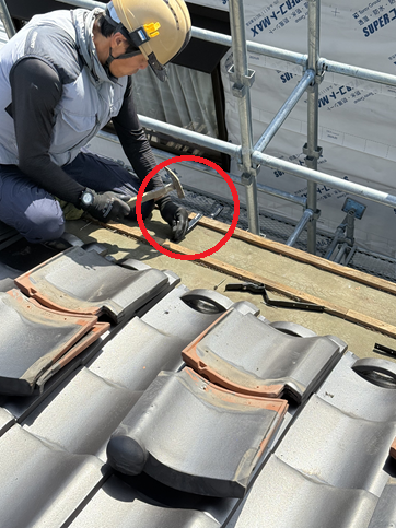 軒樋の吊り金具設置