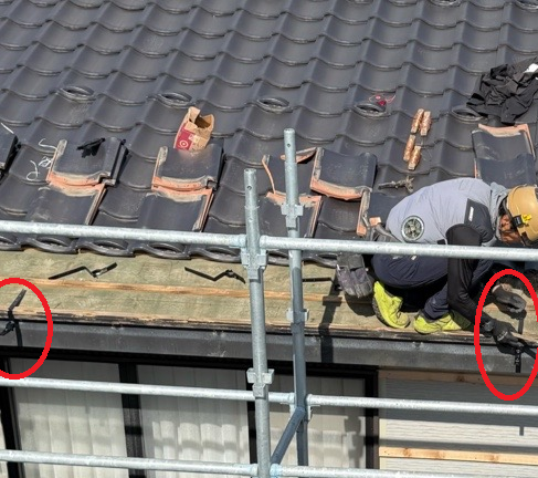 軒樋の吊り金具設置