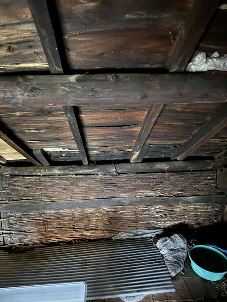 屋根裏から確認　下地が傷んでいます