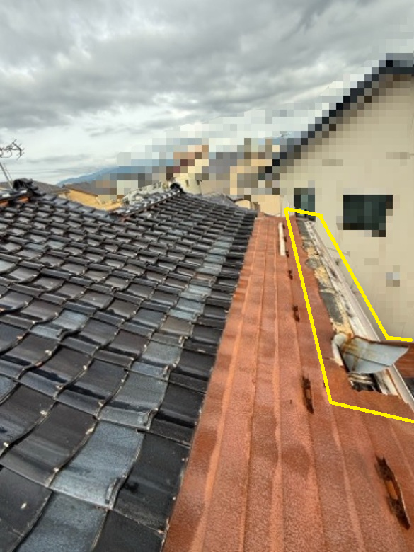 奴葺きのトタンが捲れあがっています