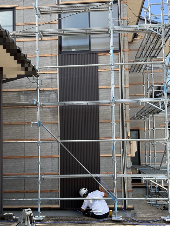 窓の上下にはブラウンカラーのSGLガルバリウム鋼板設置