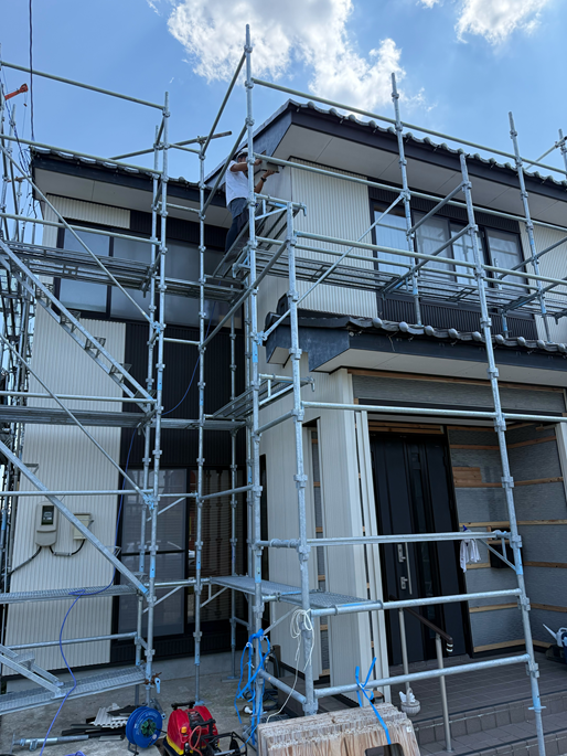 外壁カバー工事　SGLガルバリウム鋼板設置中