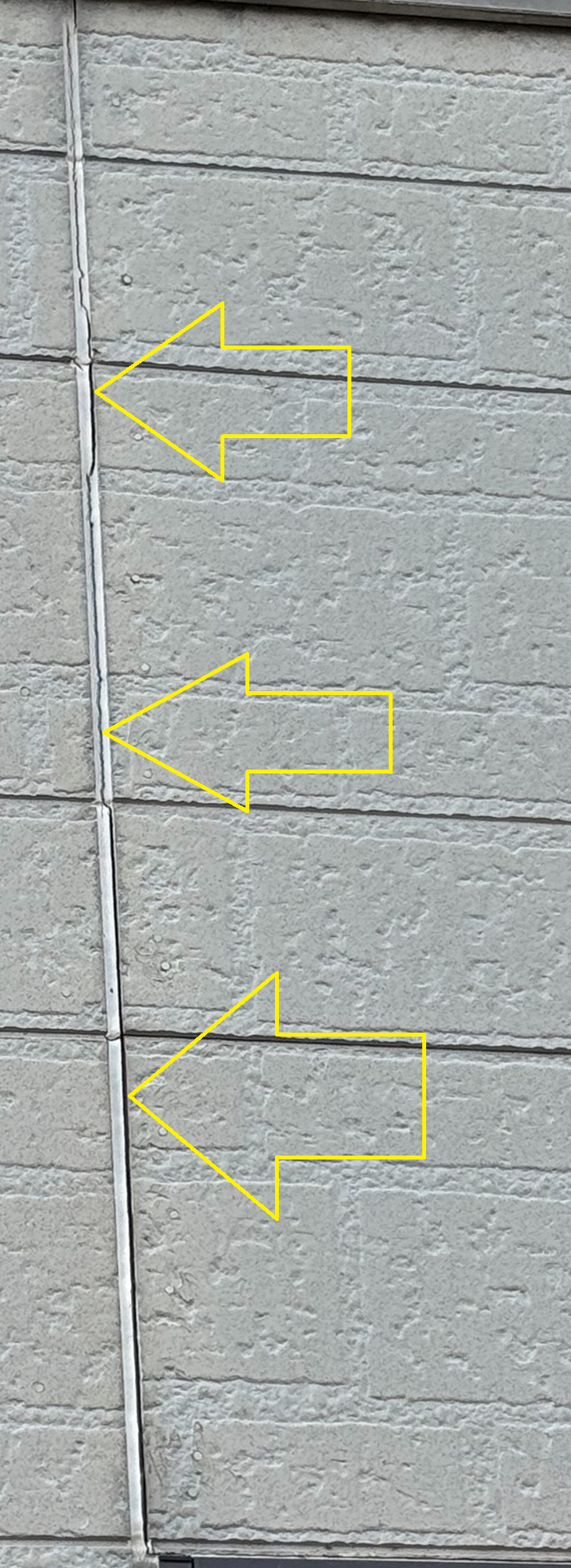 サイディングの目地　シーリングに亀裂とすき間