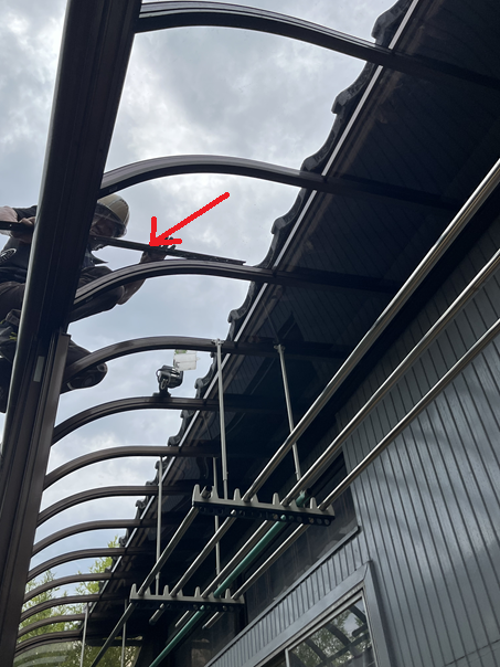 パネルをのせ、押さえ材で固定します