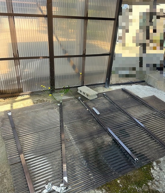 外れていた壁面のポリカ波板