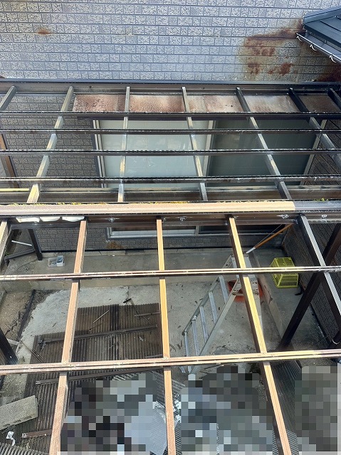 カーポートの割れたパネルを外します