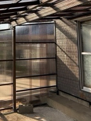 外れていた壁面のポリカ波板