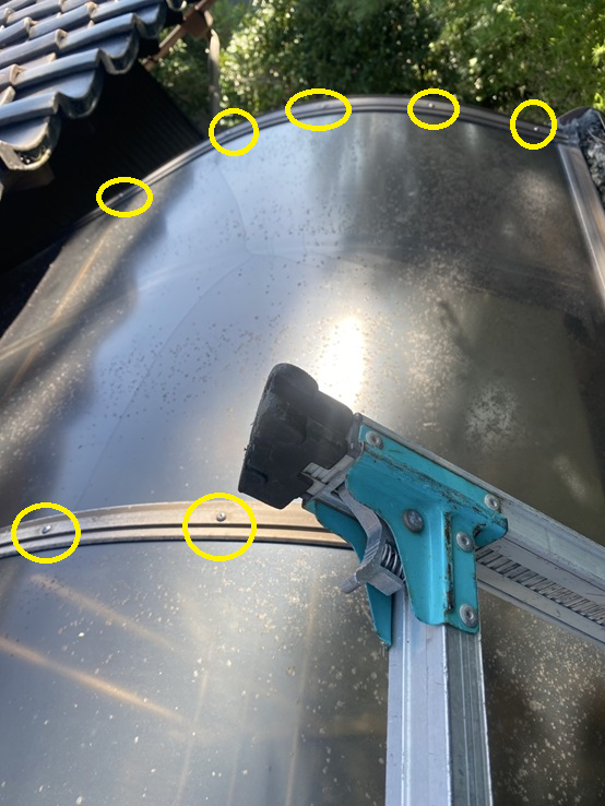 押さえ材を外します