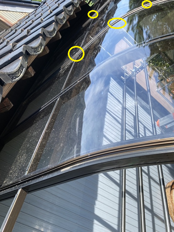 押さえ材をビスで固定