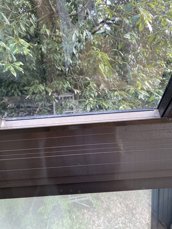 屋根の内側は、パネルと骨組みのすき間にパッキンをはめ込みました。