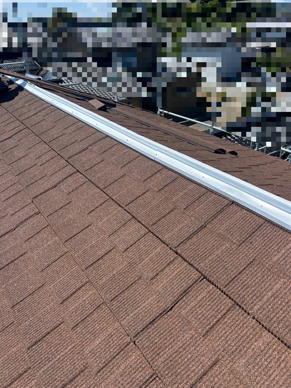 セネターを一枚一枚ビスで垂直・水平方向に連結し、屋根下地にしっかり固定させます。 このように設置することで、セネターの耐風性を発揮します！