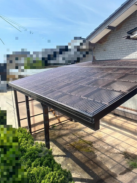 風の強い地域ということで、細かくビス止めをして、屋根部分の施工完了です！ 