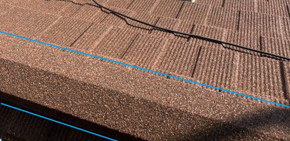 屋根のてっぺん、屋根の面と面とのつなぎ目の棟部分にセネター専用の棟カバーを設置していきます。