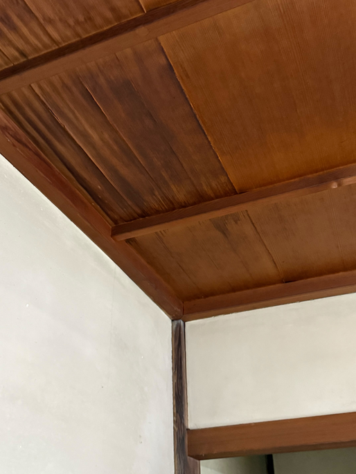 天井に雨漏りによる雨染みができています