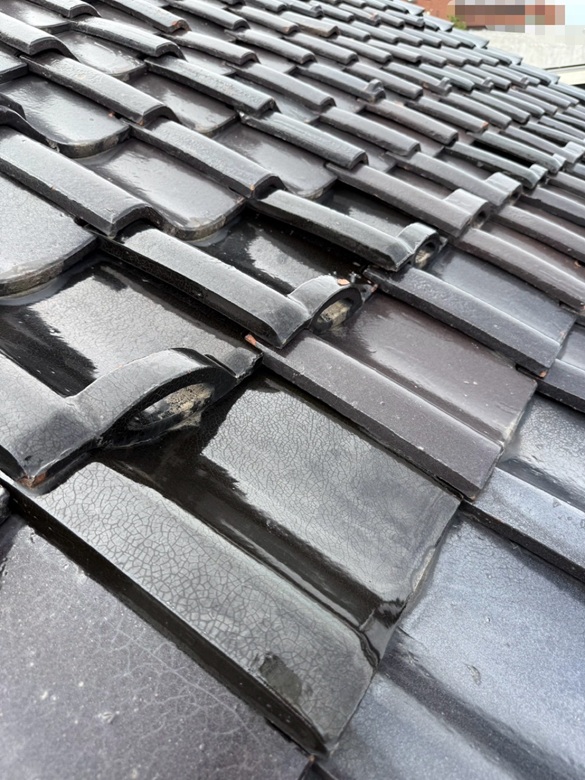 瓦屋根がガタついています