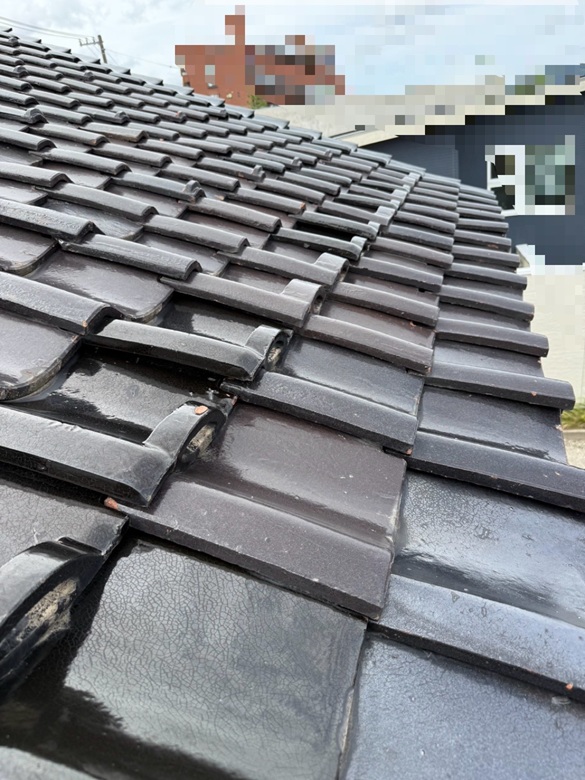 瓦屋根がガタついています