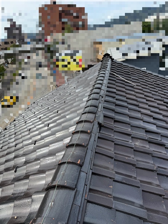 雨漏りしている瓦屋根